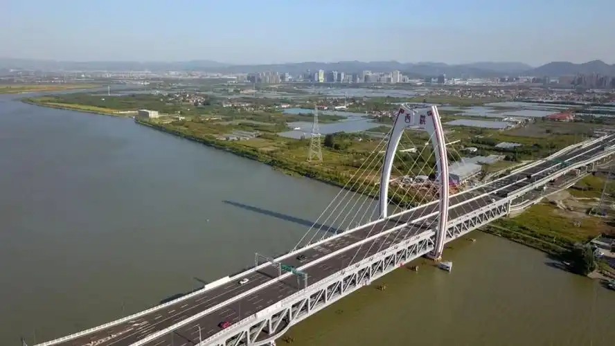 市公交集团快速跟进,优化改道周边线路,进一步有效缓解青林湾大桥