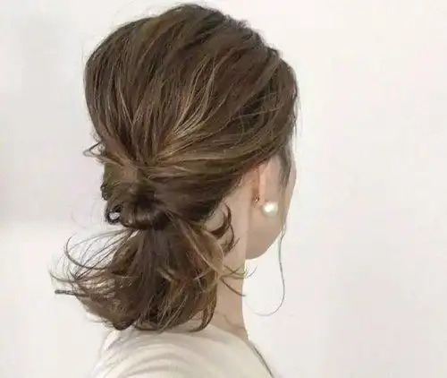 中发女生轻熟气质低扎发发型