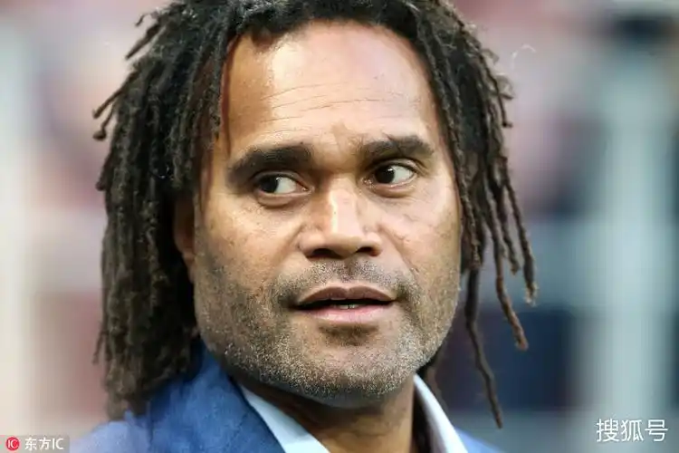 前皇马野兽卡伦布观战世界杯 容颜已老脏辫依旧