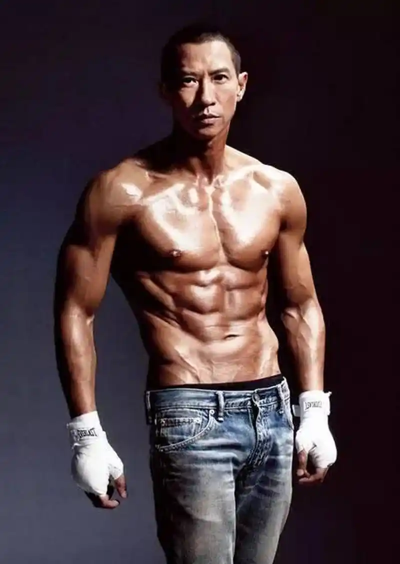 据传张家辉的肌肉是经过了地狱式的训练才养成的.