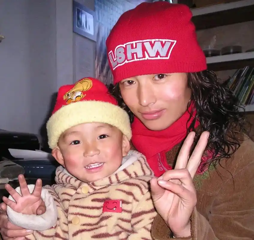 经常会看自己小时候的照片,经常会想小时候的,我会为现在的自己 - 抖