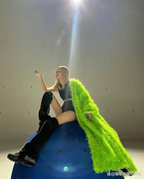 blackpink rosé,肌肉发达但身材苗条,华丽的"草装"舞台时尚