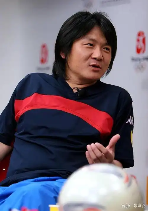 栾树是黑豹乐队的主唱兼键盘手,集作曲,编曲,制作,表演于一体.