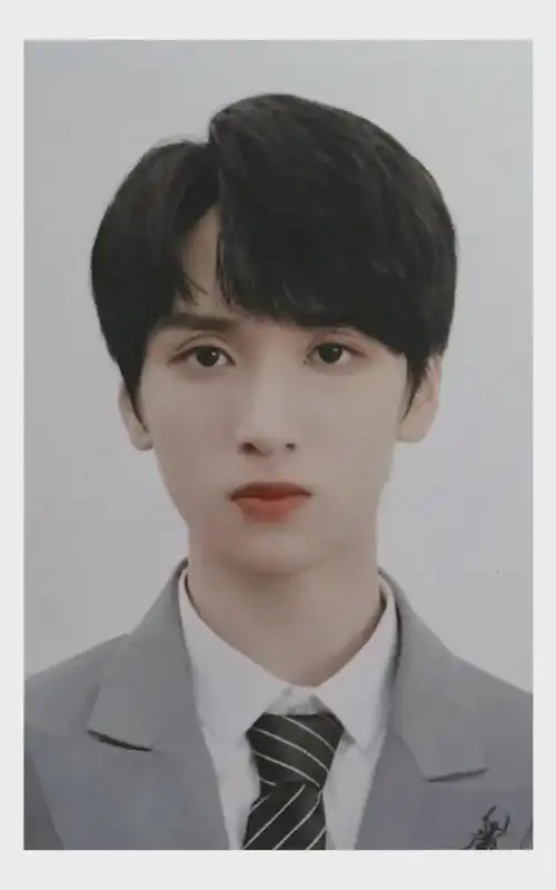 严浩翔#明星早期证件照#深邃的眼睛02双眼皮超帅气使他看人的眼神