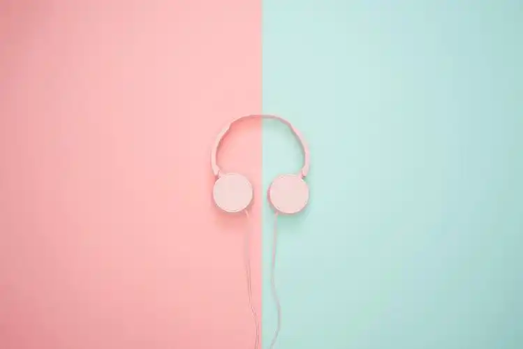 粉红耳机在柔和的背景上