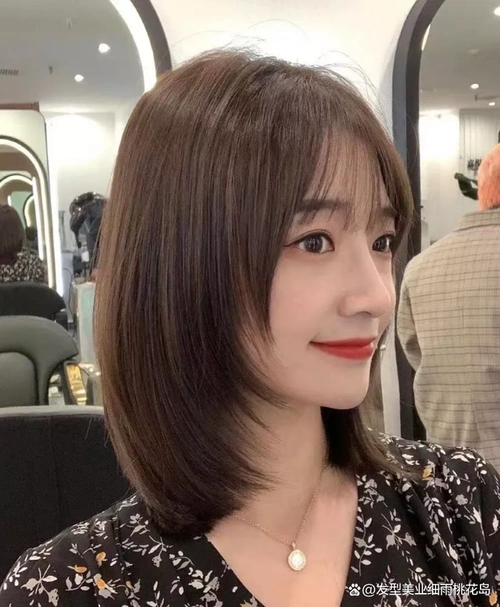 的锁骨发是今年超级火的一款发型设计,漫画刘海的设计修饰脸型跟额头