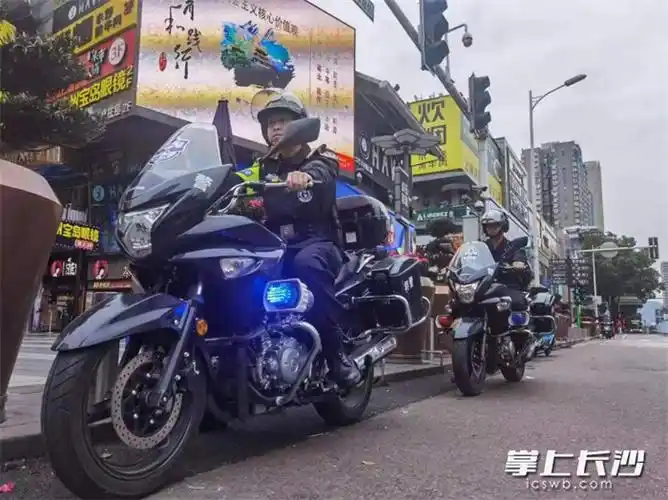 "五一"假期期间,长沙市公安局特巡警支队铁骑巡逻队民警正在骑行巡逻.