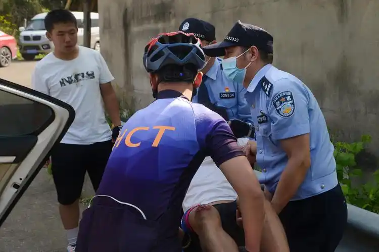 浙江宁波警察假日山间救人市民称赞