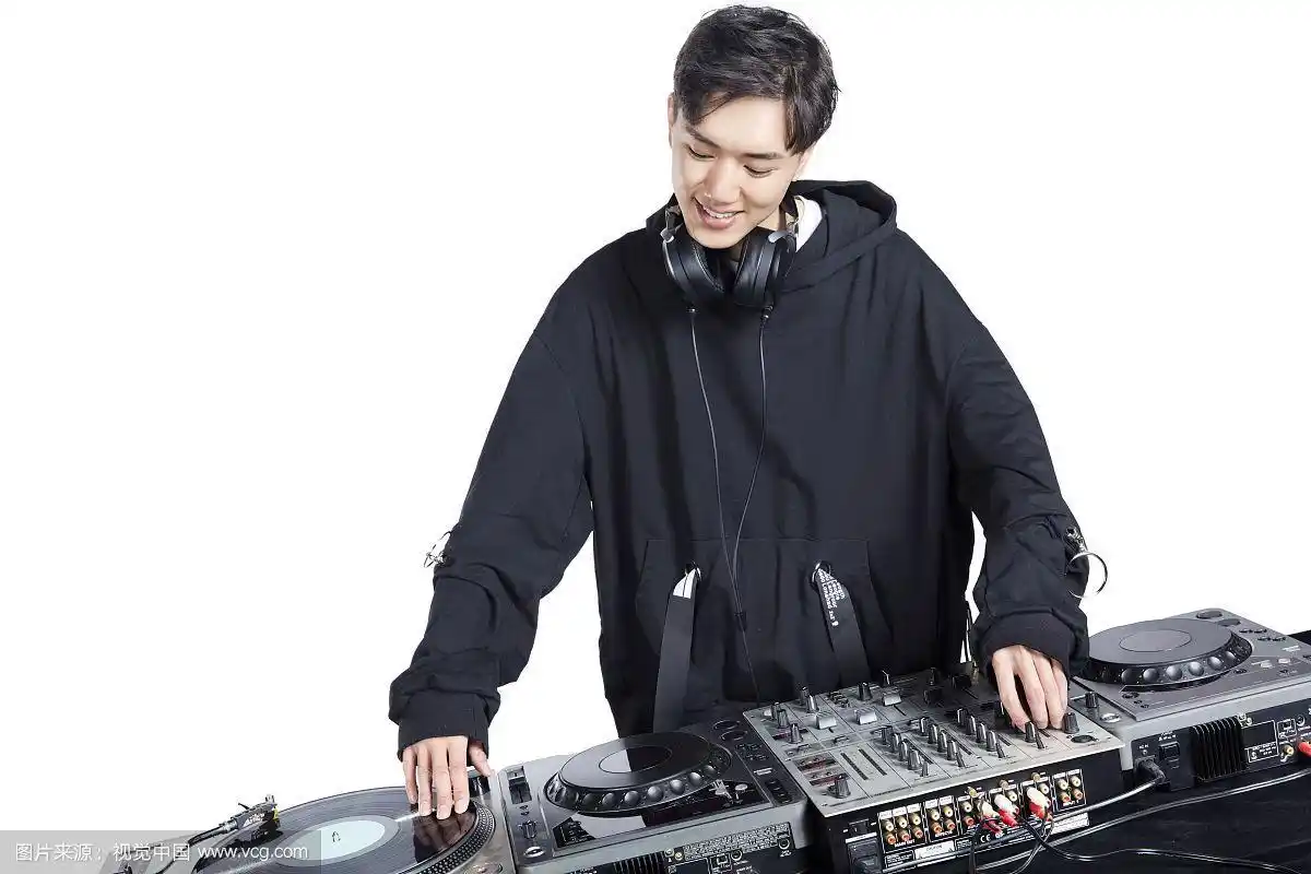 正在打碟的男性dj