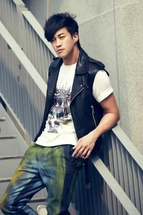 43岁何润东近照,台湾第一帅娶专柜小姐让粉丝大跌眼镜,好在漂亮