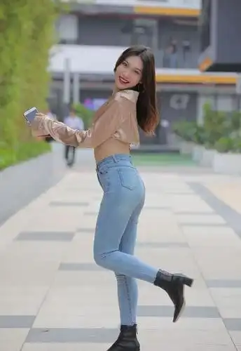 穿牛仔长裤的时尚女生