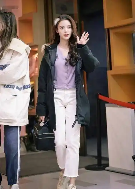 snh48孙珍妮机场私服,超保暖羽绒服搭配阔腿裤,少女示范穿搭!