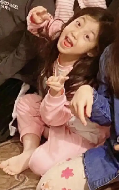 原创爸哪夏天小泡芙聚会一个狂做鬼脸颜值高一个脸却越来越长认不出