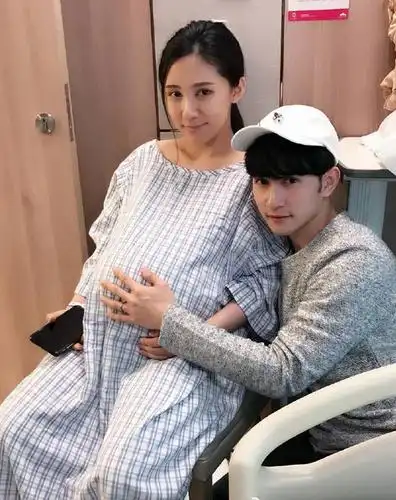 刘洲成搂着新女友逛街回家过夜,家暴风波过去了?