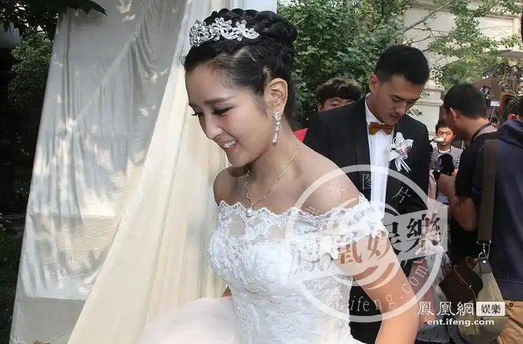 超女何洁今日结婚 新郎跪地亲吻新娘玉足