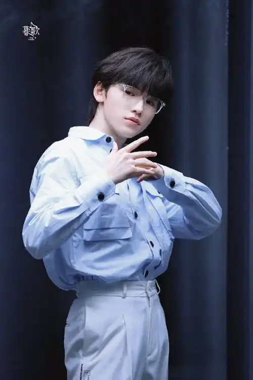 98宋亚轩眼镜杀好绝!透明框眼镜 蓝色衬衫氛围感十足!