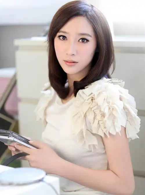 演员赵子惠美胸图片