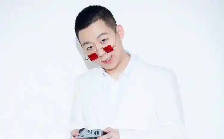 王小源,别名源哥,真名叫王思源,北京密云县人,快手红人,yy人气主播,其