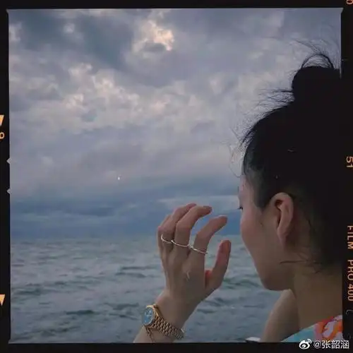 张韶涵扎双丸子头海边度假 笑容灿烂似少女