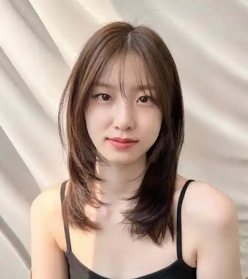 国字脸女士发型别乱整,试试这几种烫发,好看时尚显气质