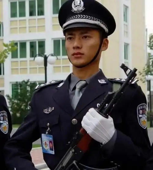 之前看到网上有句话说,有个军人男朋友的体验就是,可以自娱自乐达到