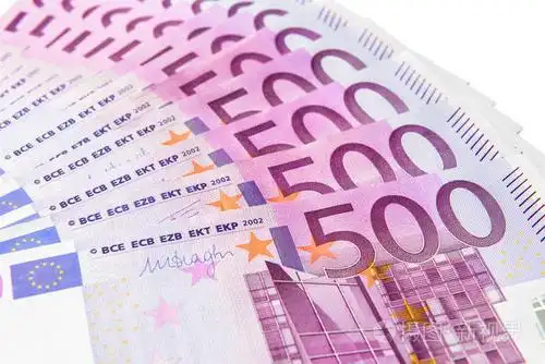 在白色背景下孤立的500欧元钞票. 五百张欧盟货币.