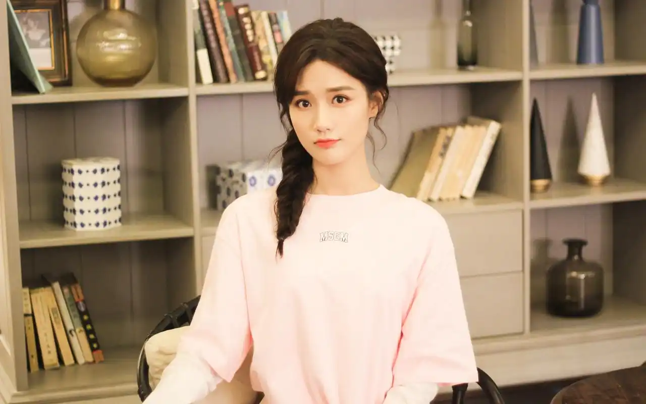 陈意涵清秀俏皮居家写真桌面壁纸-港台明星-壁纸下载-美桌网