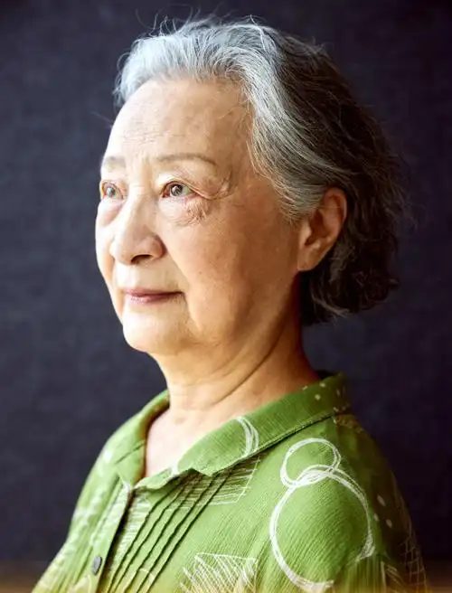 严敏求:凭借灭绝师太走红,与丈夫携手54年,依然恩爱如初_腾讯新闻