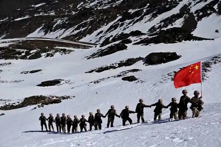 在春节期间,干部接替战士站岗,让战士安心过年一向是无名湖边防连的