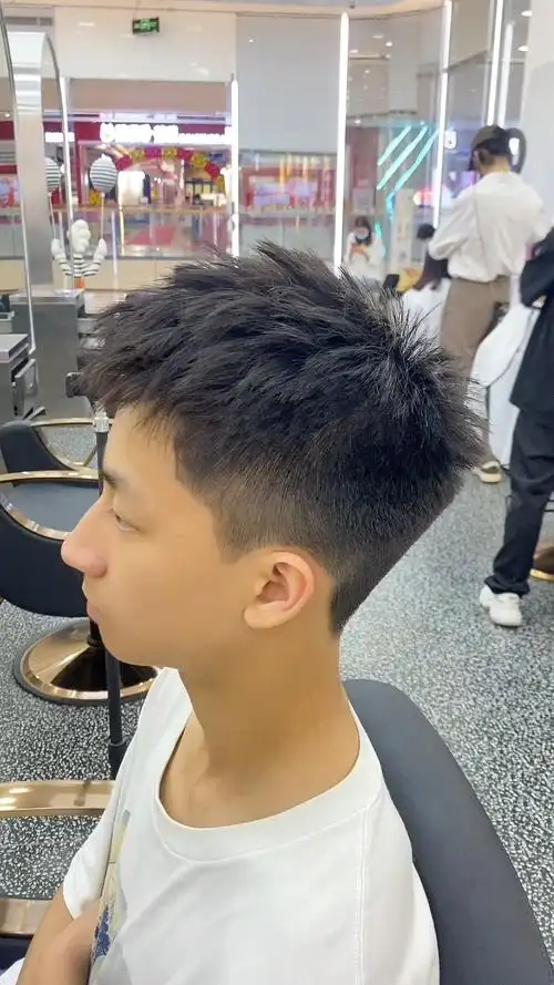 男生阳光型发型推荐.前次头.不打理也有他的凌乱纹理感.