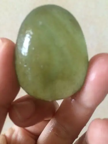 在河边捡到一个绿色透明的鹅卵石,不知道属于什么类型,值不值钱?