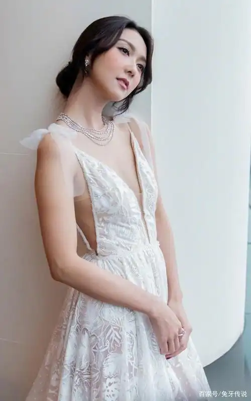 薛凯琪美女,白色时尚长裙