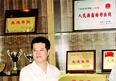 裴洪泉在任期间曾获很多荣誉.据《民主与法制时报》