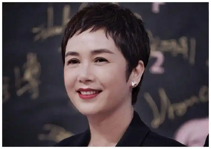 50岁蒋雯丽短发西装造型气场十足,却被颈纹暴露年龄