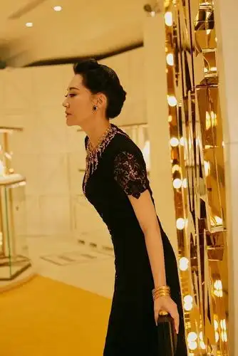 许晴的侧身照也非常唯美动人,精致的下颚没有一丝赘肉,颜值在线,冻龄