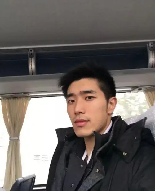 这身材穿上职责运动裤真的是太好看了,重要的是他还那样的帅气!