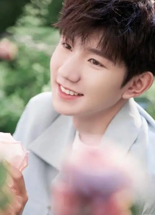 王源超话#笑起来如沐春风的爱豆#王源笑起来好甜好温柔 太治愈了