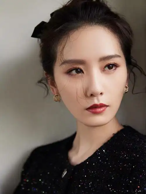 刘诗诗化浓妆大变样!穿开衫毛衣掩不住纤瘦身材,温柔气质不见了