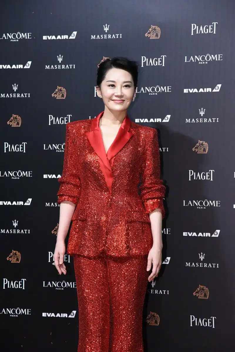 第55届金马奖#凭借《邪不压正》入围最佳女配角的许晴亮相金马奖红毯