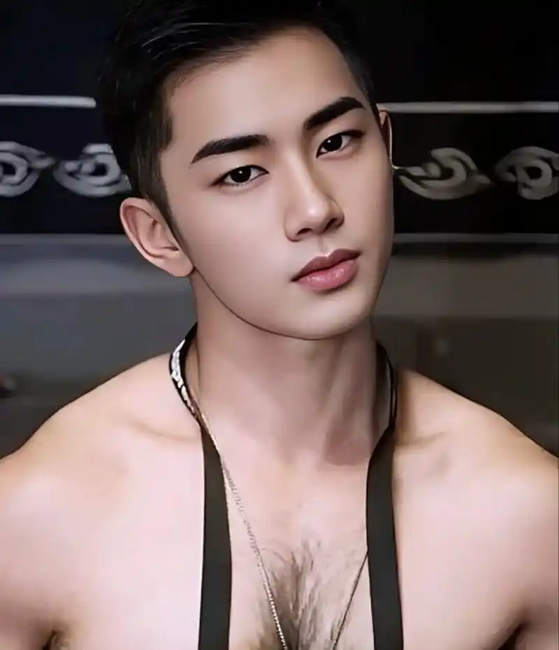 90  昨天在阳光明媚的街头,偶然遇到了一位身穿黑色背心的短发男孩