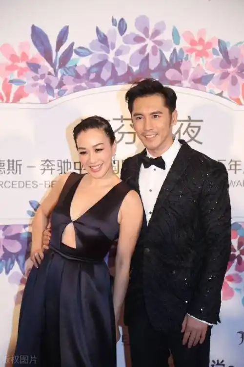 钟丽缇与小12岁老公同框,黑色长裙仅靠扭结固定,穿衣风格好大胆