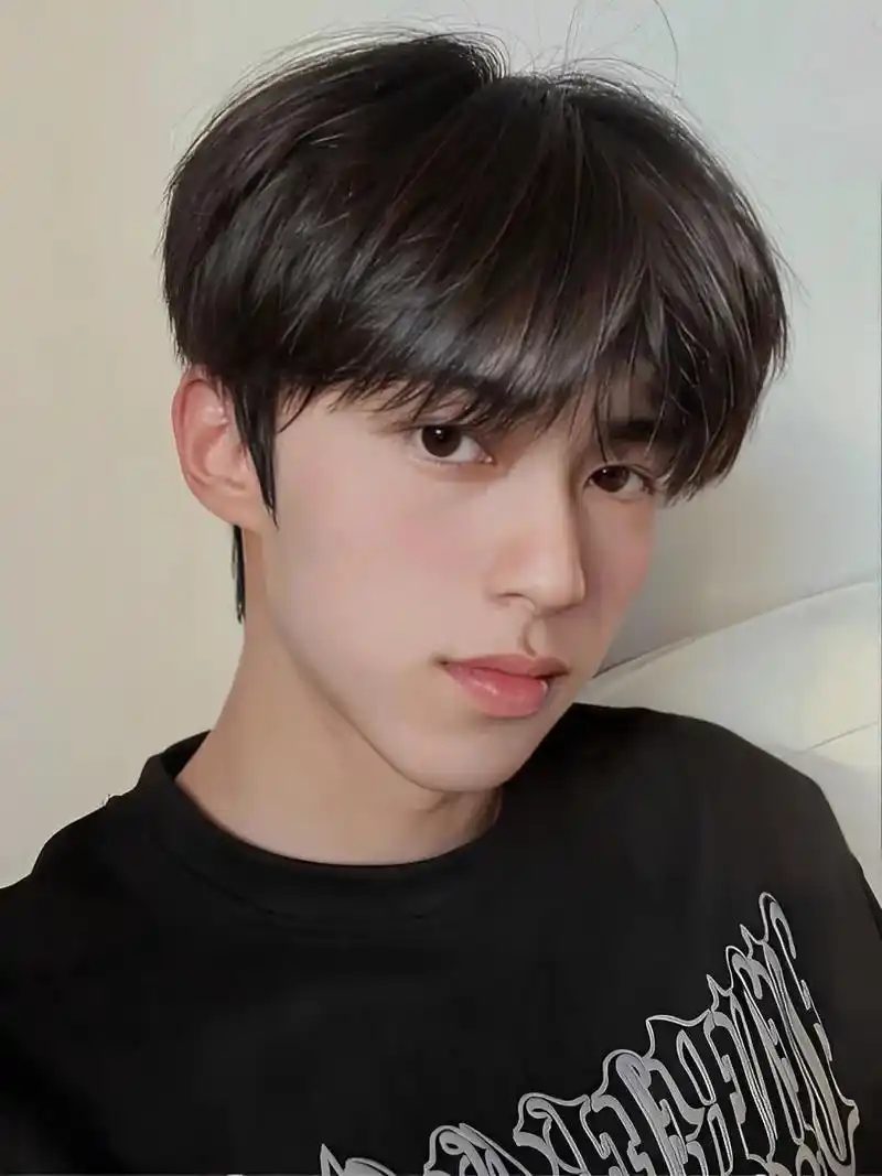 阳光男孩必备的一款发型.男生必须要尝试的一款发型一款超级年 - 抖音