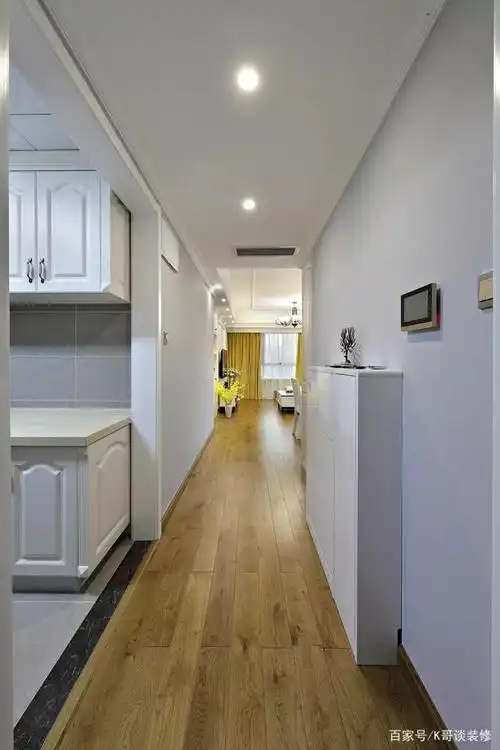 入户玄关走廊比较窄,所以选择了可以斜放鞋子的鞋柜,这样可以为走廊