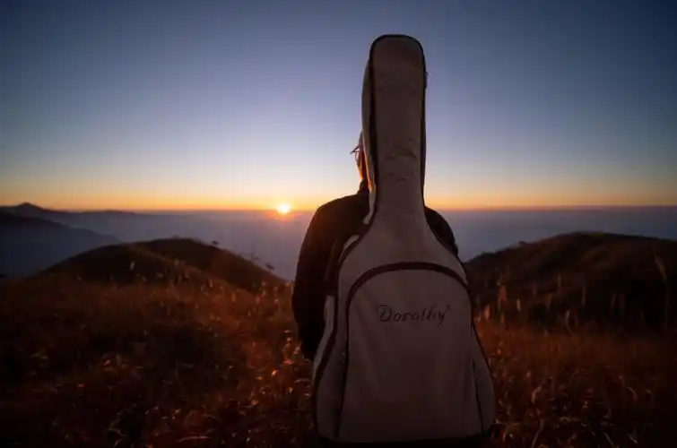 那次我站在山顶那次我背着吉他那次我完成了心中的诗和远方78