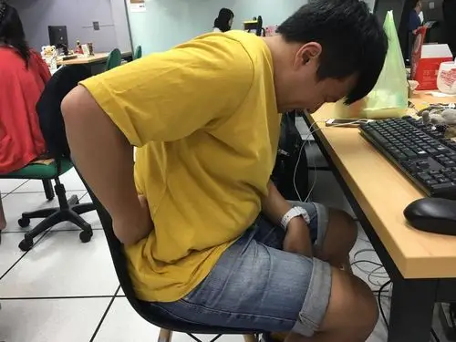 开车这2个习惯易引发腰伤 频繁刹车当心椎间盘突出