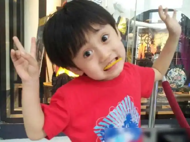 别再说千玺弟弟长得好看了,求你看看焉栩嘉弟弟的照片,才知啥是神颜