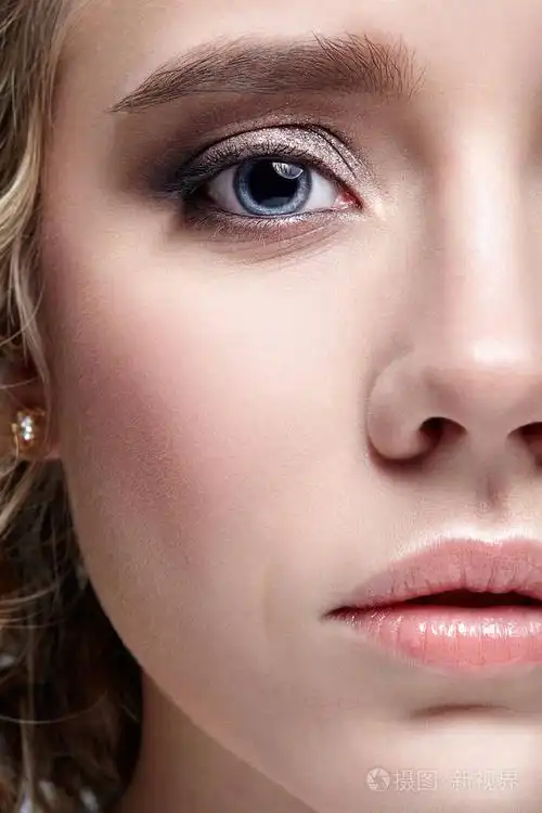 眼睛里带着悲伤表情的女人.