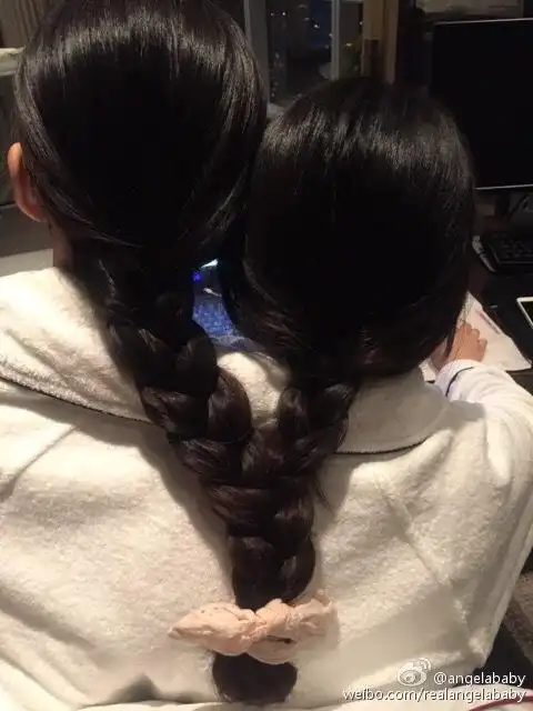 angelababy和闺蜜同披一件睡衣 可爱绑辫显情谊(图)