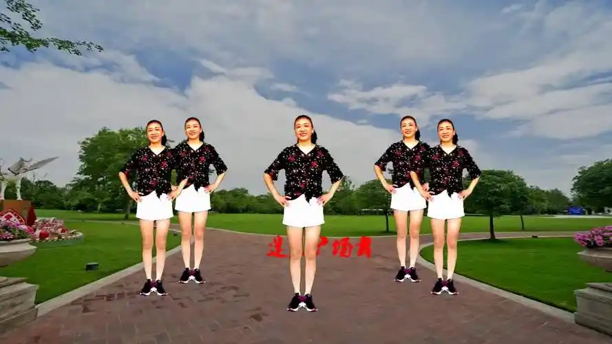 动感扭腰网红舞《望爱却步》欢快活泼舞步新颖时尚献给大家欣赏