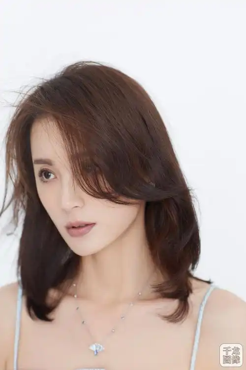 近日,演员毛林林释出一组写真.